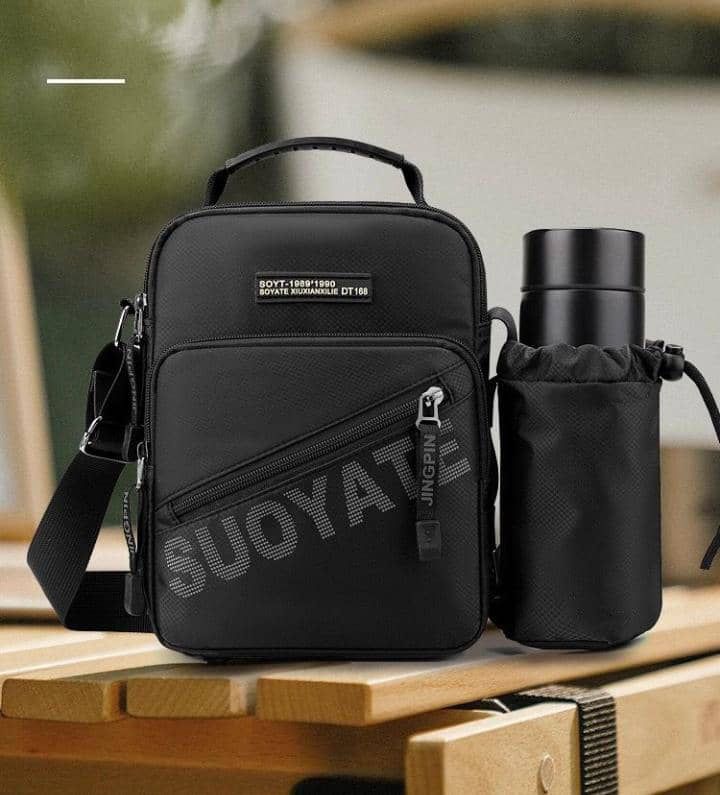 Sac à bandoulière pouvant contenir une bouteille d’eau