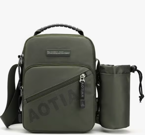 Sac à bandoulière pouvant contenir une bouteille d’eau