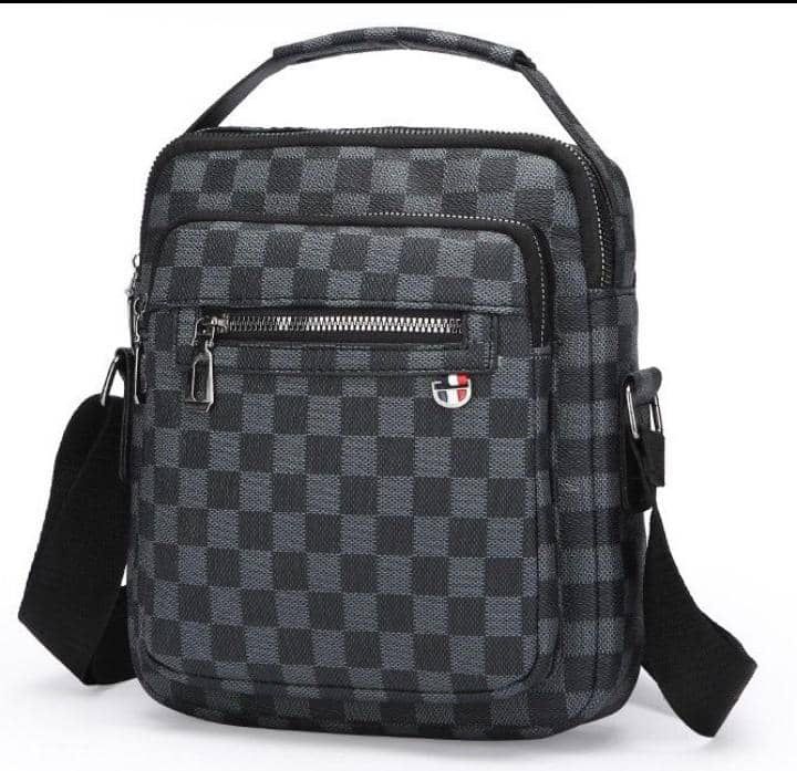 Sac à bandoulière, surface en cuir imperméable