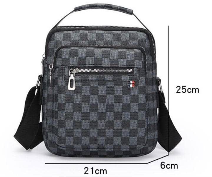 Sac à bandoulière, surface en cuir imperméable